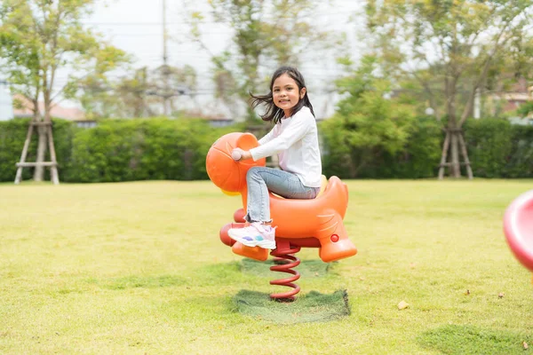 Het Meisje Gelukkig Spelen Tuin Vol Met Planten Speelgoed Leren — Stockfoto