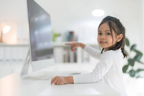 Een Meisje Met Behulp Van Een Computer Toetsenbord Tijdens Het — Stockfoto