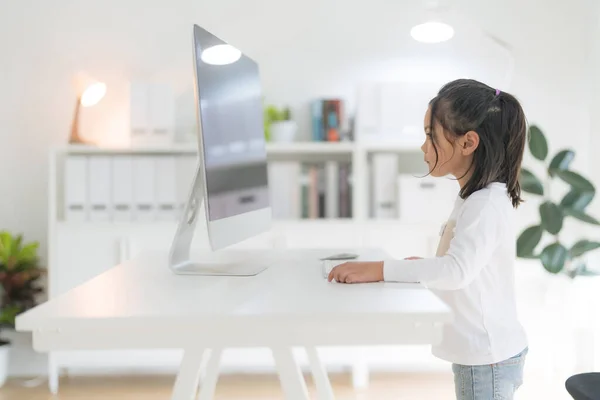 Una Chica Usando Teclado Computadora Mientras Está Sentada Una Silla — Foto de Stock