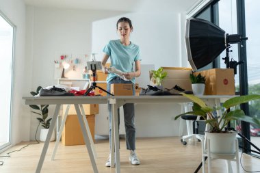 Küçük bir e-ticaret şirketinin genç bir kadın sahibi posta kutusuna eşya koyup bir masada teslim etmeye hazırlanıyor. Bu bir e-ticaret teslimat servisi..