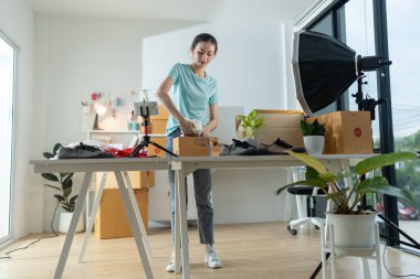 Küçük bir e-ticaret şirketinin genç bir kadın sahibi posta kutusuna eşya koyup bir masada teslim etmeye hazırlanıyor. Bu bir e-ticaret teslimat servisi..