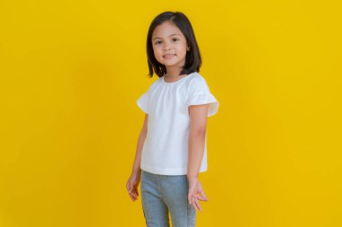 Stüdyoda çeşitli pozlar veren, neşeli yüzlü kızlar..