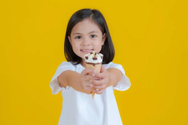 Petite Fille Exprimant Bonheur Tenant Les Yeux Crème Glacée Éclatant — Photo