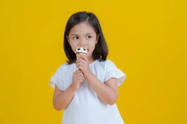Petite Fille Exprimant Bonheur Tenant Les Yeux Crème Glacée Éclatant — Photo