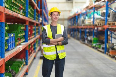 Kadın çalışanlar fabrika standartlarını karşılamak için depodaki ürünleri kontrol ediyorlar..