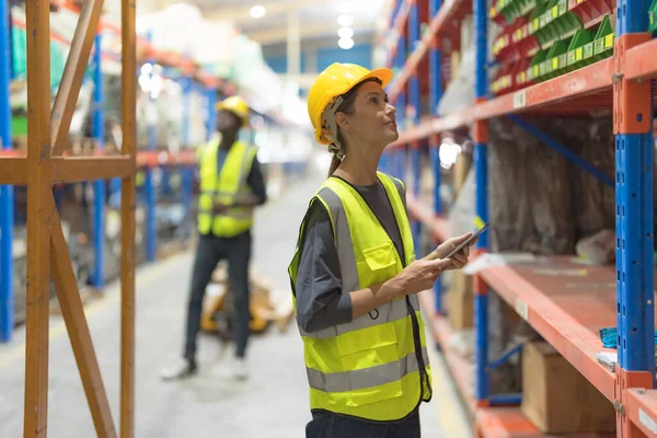 Female Employee Walking Laptop Inspect Goods Warehouse Deliver Customers Correctly — Stock Photo, Image