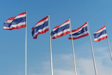 Tayland 'ın ulusal bayrakları mavi gökyüzünde dalgalanıyor.