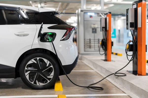 充電ステーション 自動車産業 現代技術での電気自動車の充電 ロイヤリティフリーのストック写真