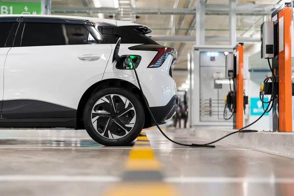 充電ステーション 自動車産業 現代技術での電気自動車の充電 ストック画像