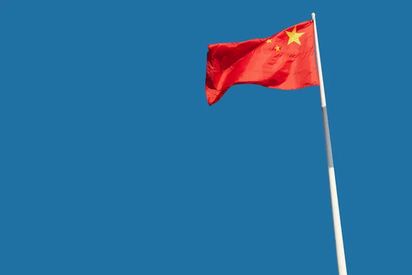 Национальные Флаги Китая Трепещут Над Голубым Небом — стоковое фото