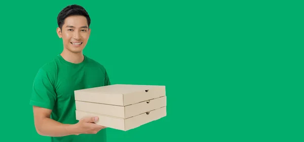 Usměvavý Poslíček Pizzy Stojí Zeleném Pozadí Drží Krabici Pizzy Sobě — Stock fotografie