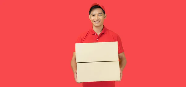 Repartidor Sonriente Está Vestido Con Una Gorra Roja Uniforme Camiseta —  Fotos de Stock
