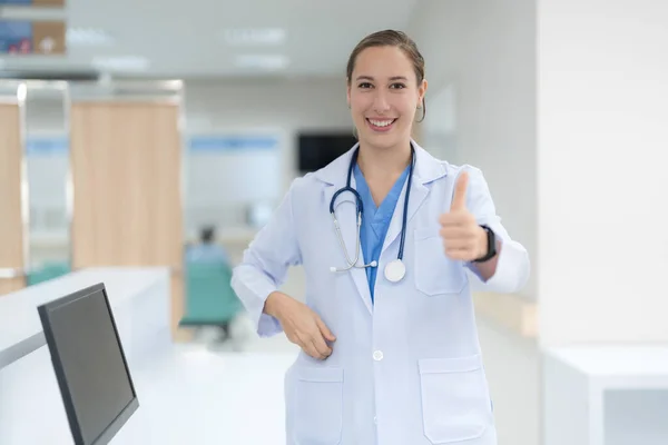 Arzt Posiert Krankenhaus Mit Einem Strahlenden Und Freundlichen Lächeln — Stockfoto