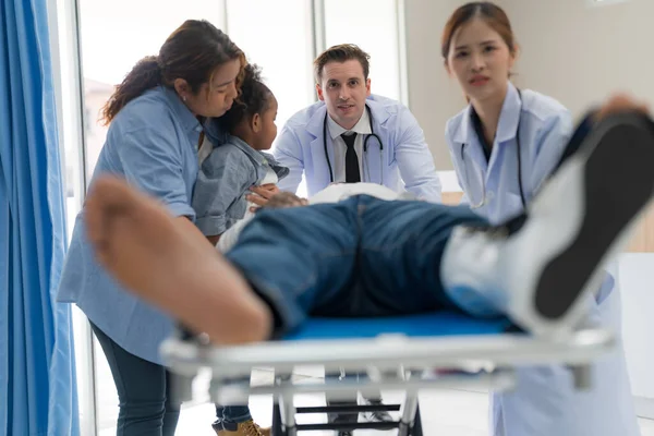 Γιατρός Βάζει Νάρθηκα Ασθενή Τραύμα Στο Πόδι — Φωτογραφία Αρχείου