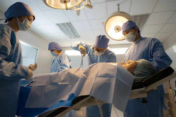 Dokter Verpleegster Opereert Patiënt Operatiekamer — Stockfoto