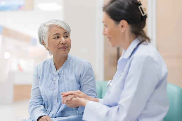 Elderly Woman Checkup Discuss Symptoms Doctor Listen Carefully — Fotografia de Stock