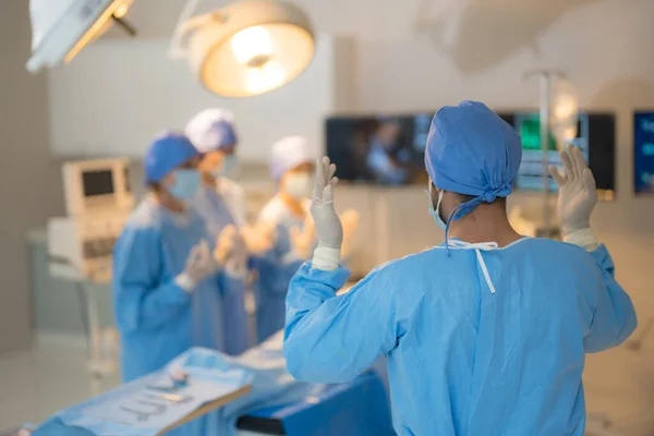 Doktorze Pielęgniarka Operuje Pacjenta Sali Operacyjnej — Zdjęcie stockowe