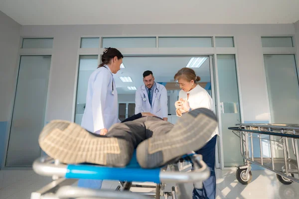 Paziente Emergenza Trova Letto Ospedale Con Medico Che Esegue Esame — Foto Stock