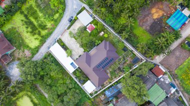 Modern teknoloji, güneş enerjisinden temiz teknoloji, konut evinin çatısındaki bir güneş hücresinin insansız hava aracı görüntüsü.