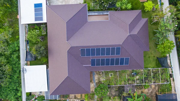 現代の技術 太陽エネルギーからのきれいな技術 住宅の屋根の上に太陽電池の無人機から撮影されたトップビュー — ストック写真
