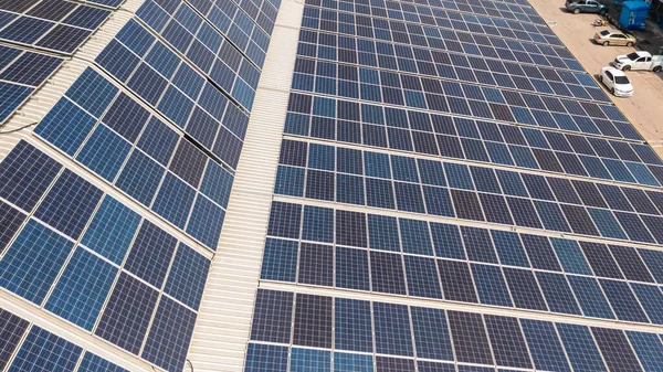 技术太阳能电池 工厂屋顶上的太阳能电池 工厂屋顶上的太阳能电池板 无人机俯瞰 — 图库照片