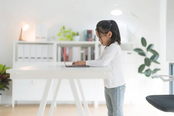 Ein Mädchen Benutzt Eine Computertastatur Während Bürostuhl Sitzt — Stockfoto