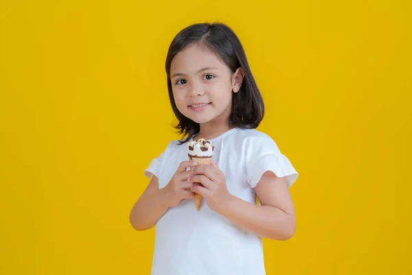 Маленькая Девочка Выражает Счастье Держа Глаза Мороженого Светящиеся Улыбаясь Весело — стоковое фото