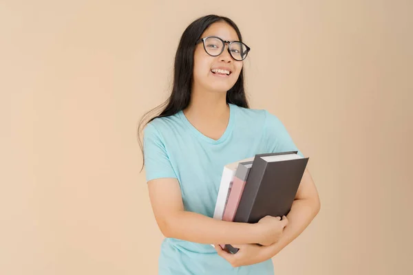 Μια Ευτυχισμένη Ασιάτισσα Φοιτήτρια Φοράει Γυαλιά Και Κουβαλάει Ένα Βιβλίο — Φωτογραφία Αρχείου