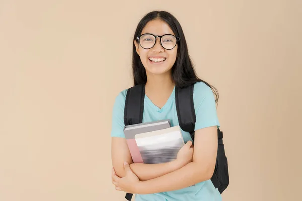 Uma Estudante Asiática Feliz Usa Óculos Carrega Livro — Fotografia de Stock