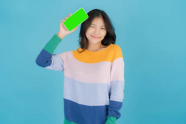 Piękna Młoda Kobieta Uśmiecha Się Szczęśliwie Trzymając Smartfon Ręku — Zdjęcie stockowe