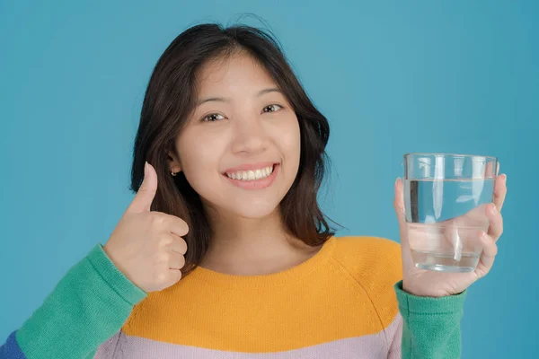 Beautiful Young Woman Smiling Happily While Holding Drinking Glass Her — Stock Photo, Image
