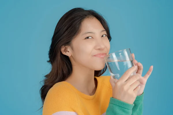 Beautiful Young Woman Smiling Happily While Holding Drinking Glass Her — Stock Photo, Image