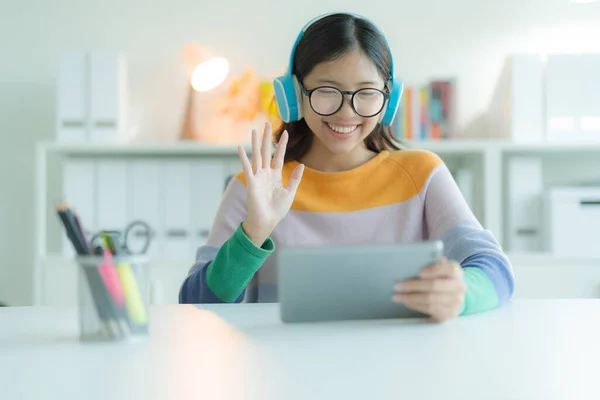 Een Jonge Vrouw Student Met Behulp Van Een Tablet Computer — Stockfoto