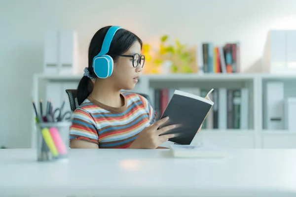 Ein Junges Mädchen Oder Student Der Bibliothek Mit Brille — Stockfoto
