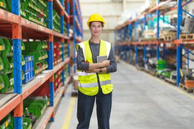 Kadın çalışanlar fabrika standartlarını karşılamak için depodaki ürünleri kontrol ediyorlar..