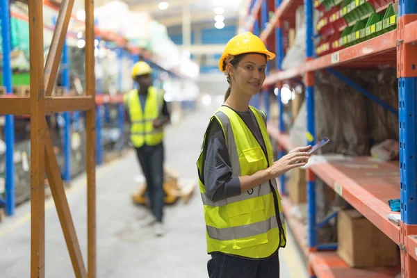 Female Employee Walking Laptop Inspect Goods Warehouse Deliver Customers Correctly — Stock Photo, Image