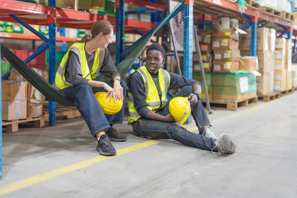 Male Female Employees Sit Chat Sit Relax Warehouse Area — Stock Photo, Image