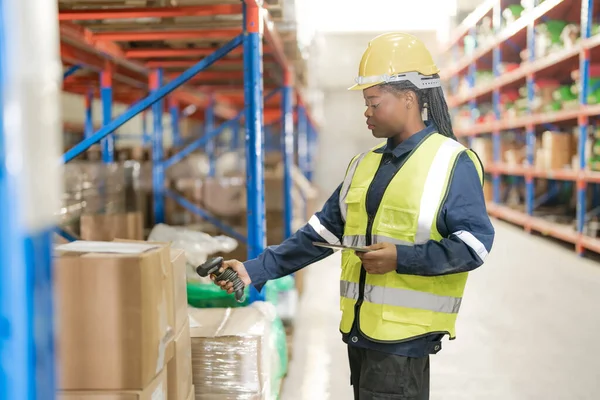 Female Employees Checking Products Warehouse Meet Factory Standards — Stock Photo, Image
