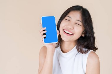 Bir kadın akıllı telefonunu kullanarak eğleniyor ve mutlu oluyor.