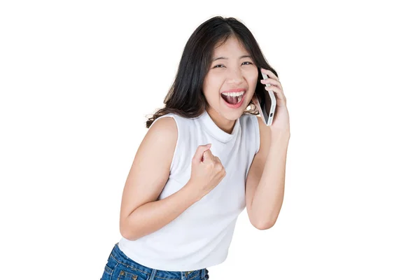 Женщина Наслаждается Счастливой Используя Свой Смартфон — стоковое фото