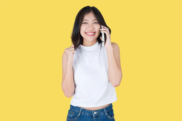 Seorang Wanita Menikmati Dan Bahagia Saat Menggunakan Telepon Pintarnya — Stok Foto