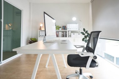 Ofis odası, modern bilgisayarlı ofis masası, şık iş yeri..