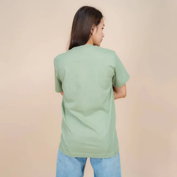 Modelo Moda Femenina Camiseta Verde Jeans Pie Estudio Sobre Fondo —  Fotos de Stock