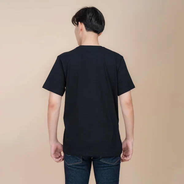 Modelo Moda Masculina Shirt Preta Jeans Estúdio Fundo Bege Estilo — Fotografia de Stock