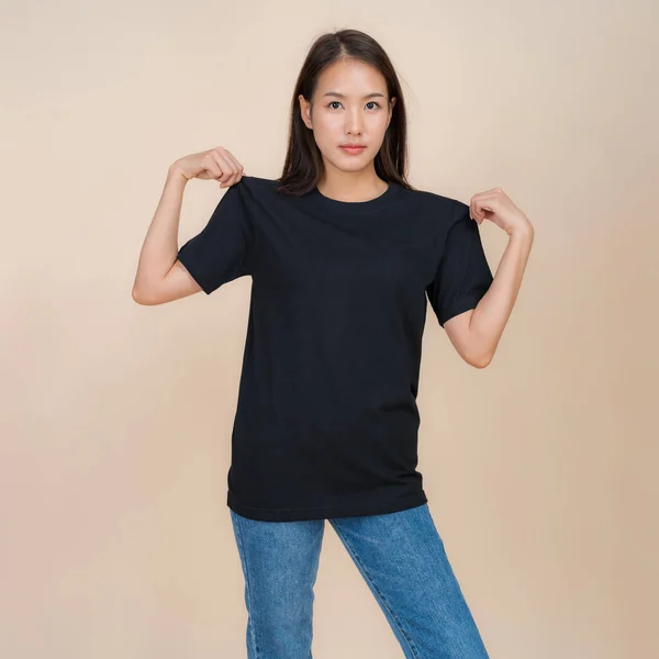 Modelo Moda Femenina Camiseta Negra Jeans Pie Estudio Sobre Fondo —  Fotos de Stock