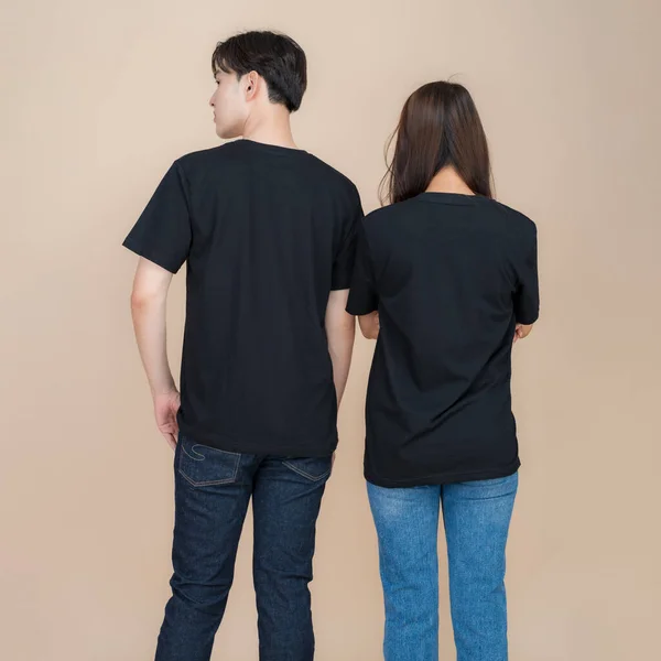 Obraz Modela Męskiego Żeńskiego Stojącego Czarnej Koszulce Dżinsach Stojących Studio — Zdjęcie stockowe