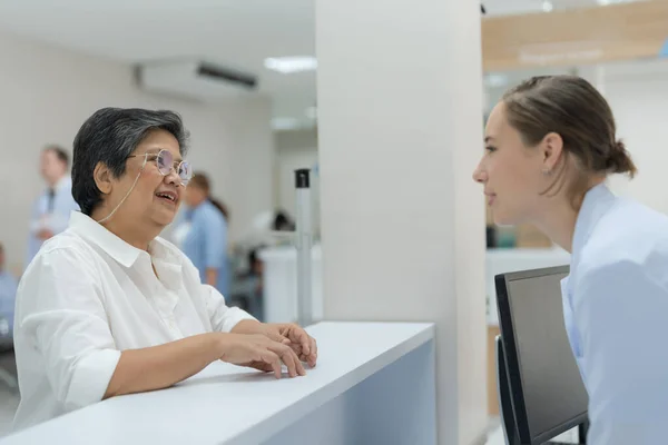 Elderly Woman Checkup Discuss Symptoms Doctor Listen Carefully — Fotografia de Stock