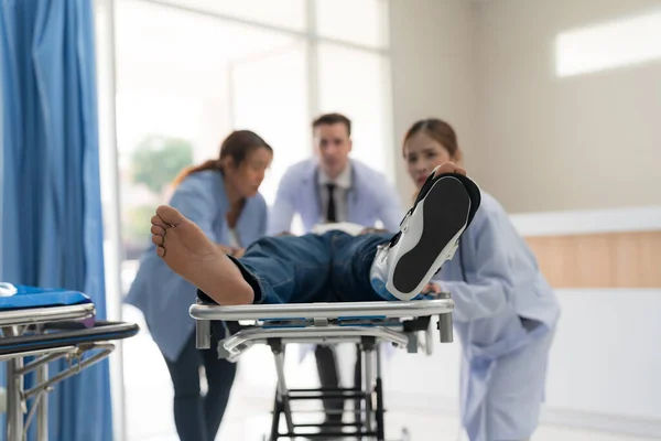 Médico Coloca Uma Tala Paciente Com Uma Lesão Perna — Fotografia de Stock