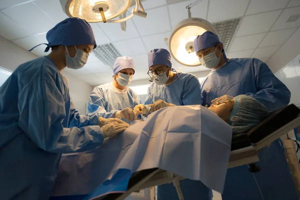 Γιατρός Νοσοκόμα Κάνει Χειρουργική Επέμβαση Ασθενή Στο Χειρουργείο — Φωτογραφία Αρχείου