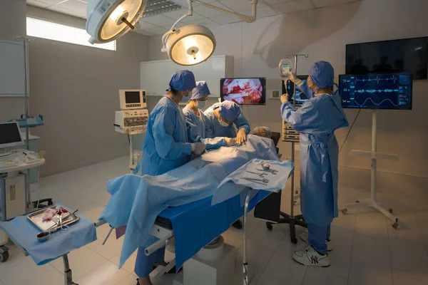 Doktorze Pielęgniarka Operuje Pacjenta Sali Operacyjnej — Zdjęcie stockowe